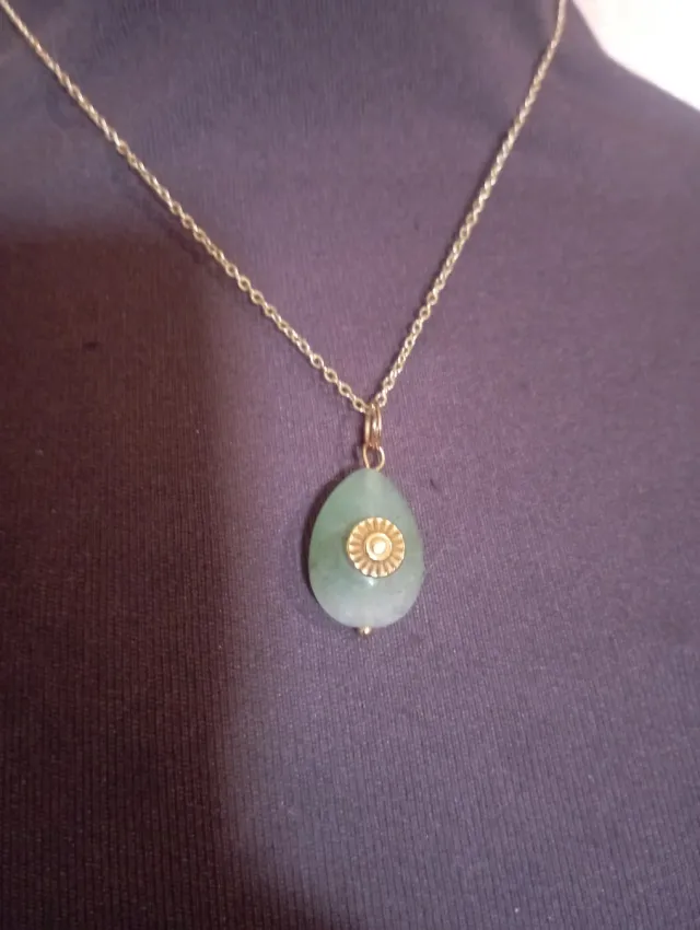 Collana acciaio dorato con goccia giada verde.