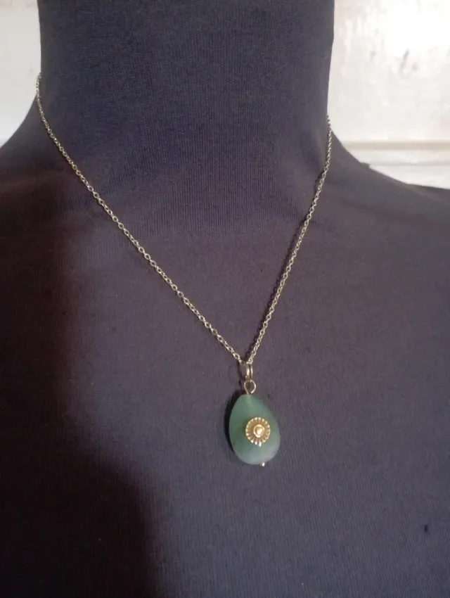 Collana acciaio dorato con goccia giada verde.