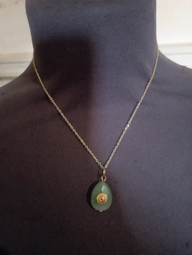 Collana acciaio dorato con goccia giada verde.