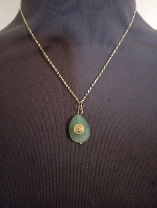 Collana acciaio dorato con goccia giada verde.