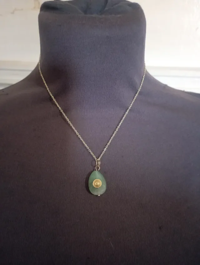 Collana acciaio dorato con goccia giada verde.