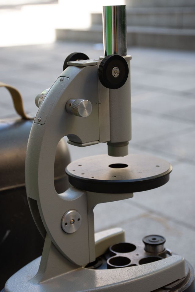 Microscopio antiguo URSS con caja