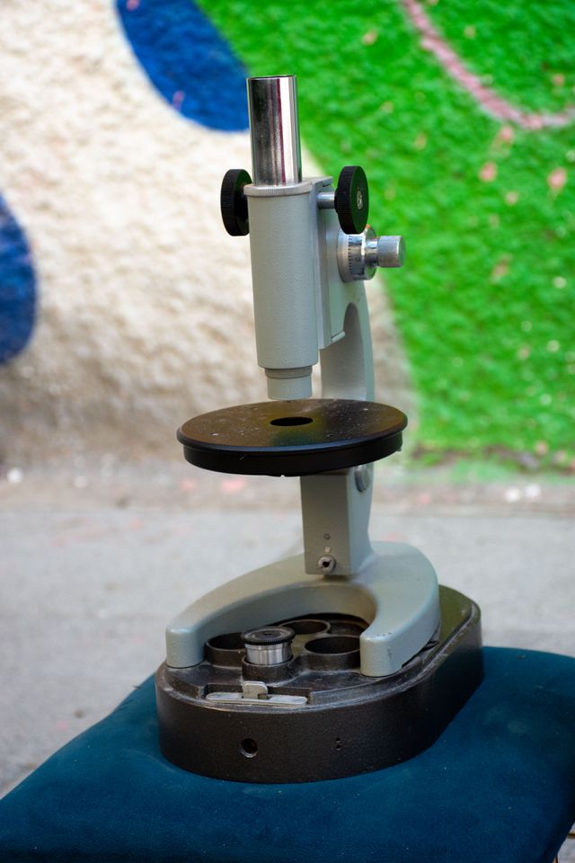 Microscopio antiguo URSS con caja