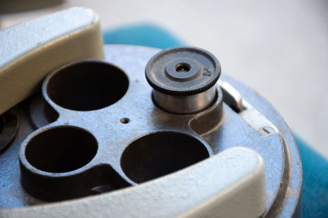 Microscopio antiguo URSS con caja