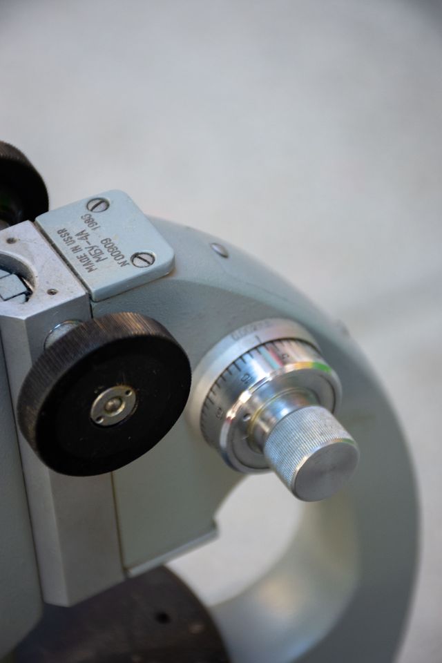 Microscopio antiguo URSS con caja