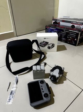 Dron DJI Mini 4 Pro + Fly More Combo