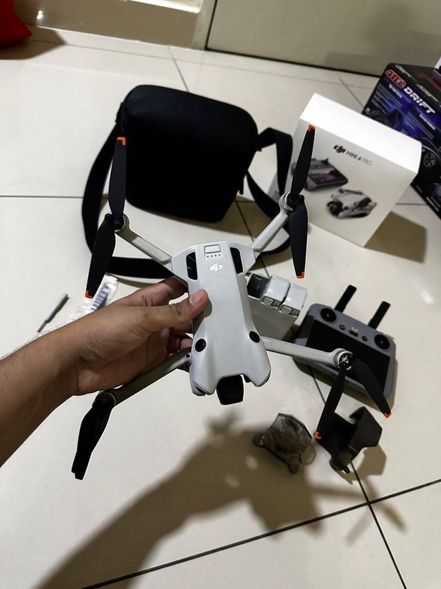 Dron DJI Mini 4 Pro + Fly More Combo