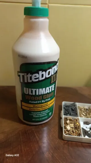 Colla per legno Titebond e ferramenta