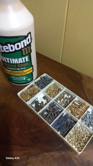 Colla per legno Titebond e ferramenta