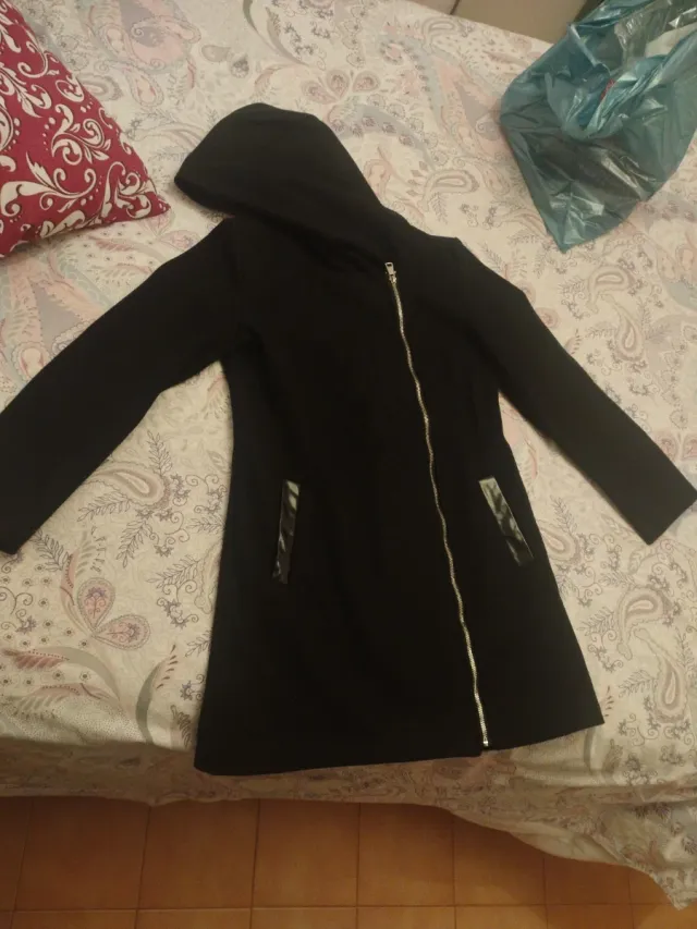 Abrigo negro con capucha Talla M