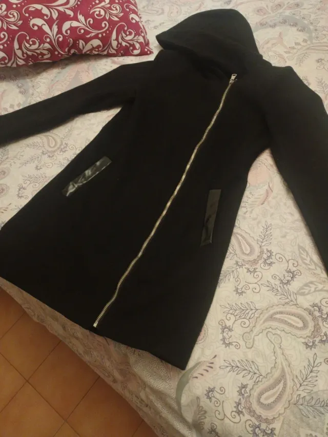 Abrigo negro con capucha Talla M