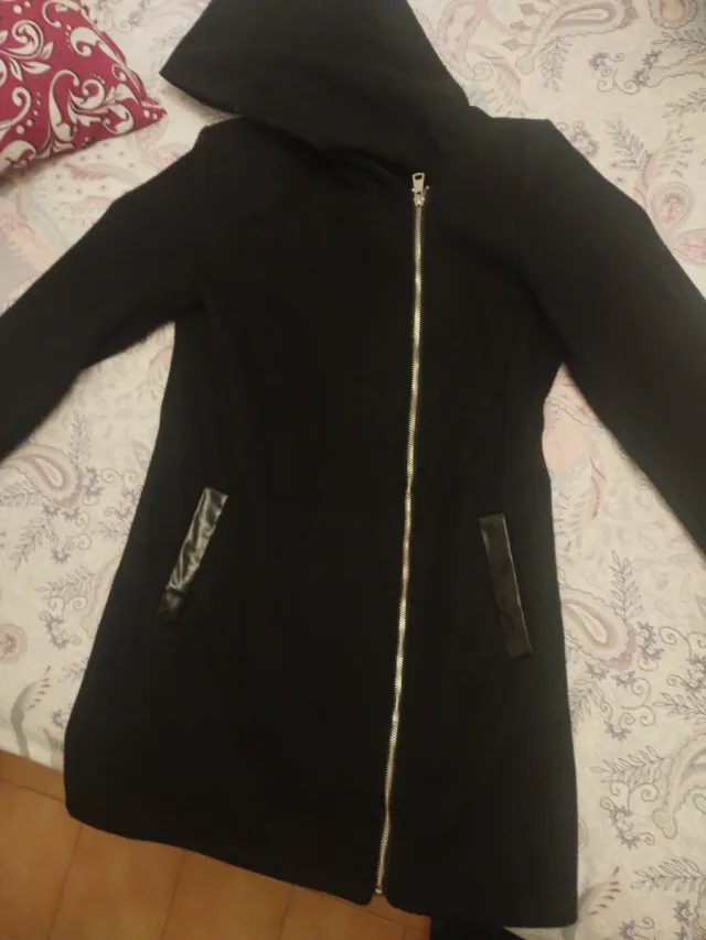 Abrigo negro con capucha Talla M