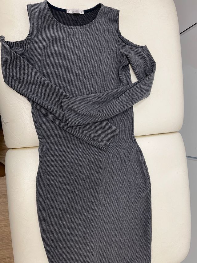 Vestido gris hombros descubiertos