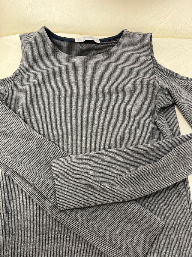 Vestido gris hombros descubiertos