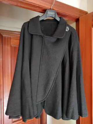 Capa de lana negra talla única