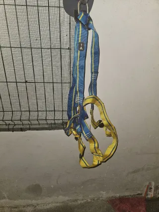 Arnés de seguridad azul y amarillo