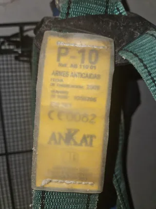 Arnés de seguridad azul y amarillo