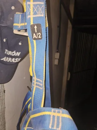 Arnés de seguridad azul y amarillo