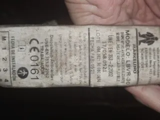 Arnés de seguridad azul y amarillo