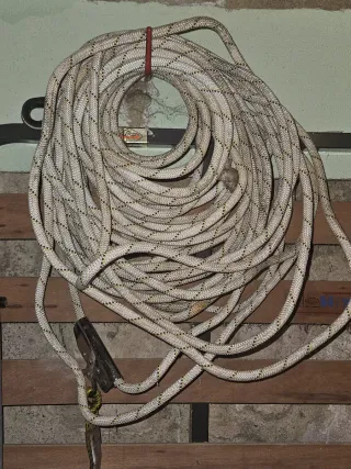 Arnés de seguridad azul y amarillo