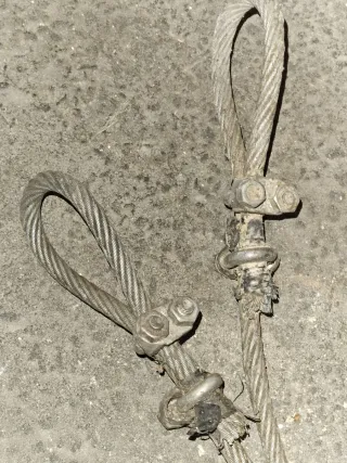 Arnés de seguridad azul y amarillo