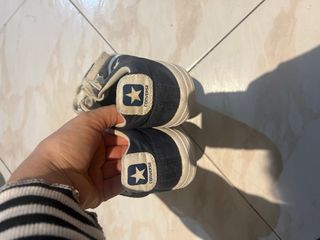 Zapatillas Converse azules y blancas