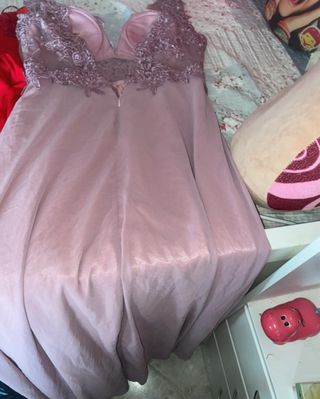 Vestido rosa maquillaje escote encaje