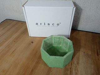 Pezzo ottagonale rustico in cemento verde