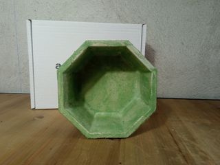 Pezzo ottagonale rustico in cemento verde