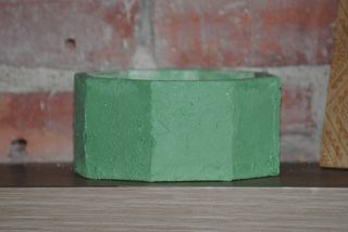 Pezzo ottagonale rustico in cemento verde