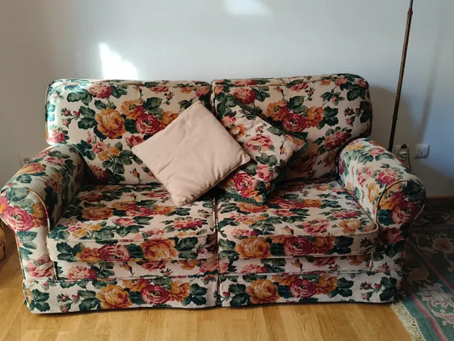 Sofá cama floral de tela.  Cama de 120cm.