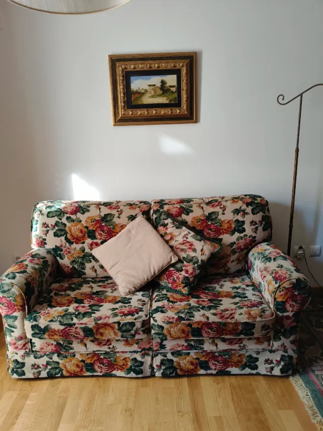 Sofá cama floral de tela.  Cama de 120cm.