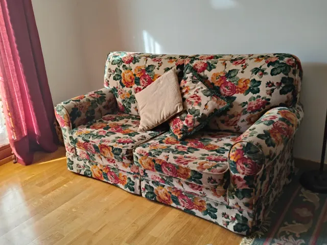 Sofá cama floral de tela.  Cama de 120cm.