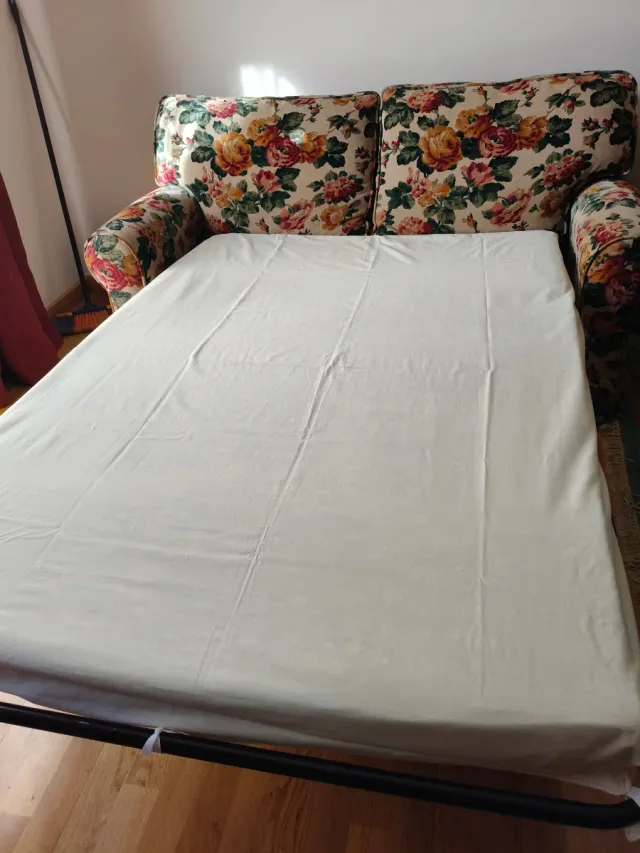 Sofá cama floral de tela.  Cama de 120cm.