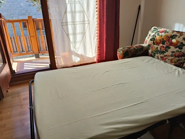 Sofá cama floral de tela.  Cama de 120cm.