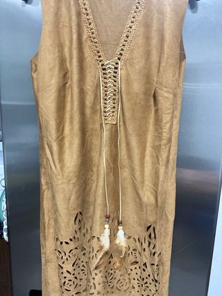 Vestido estilo boho con flecos y aberturas
