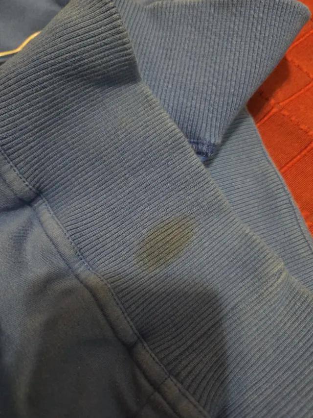 Moletom azul com capuz e bolso