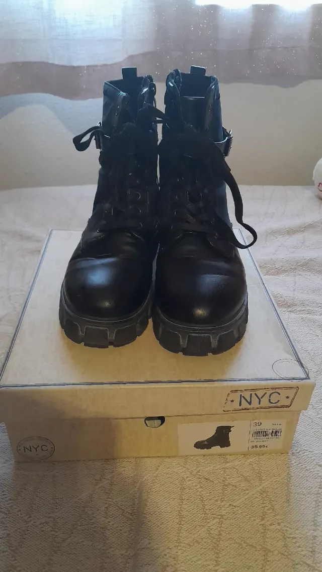 Botas militares negras con cordones