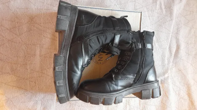Botas militares negras con cordones