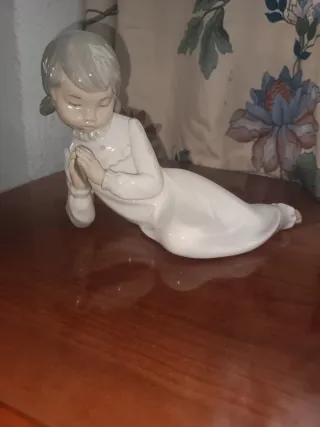 Figura Zaphir (Lladro) Niña rezando 17.5x12 cm.