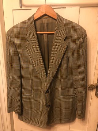 Americana Hugo Boss. Con estampado lineas colores.