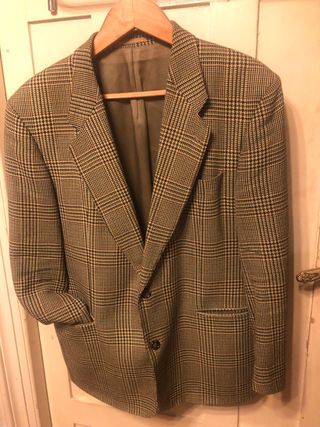 Americana Hugo Boss. Con estampado lineas colores.