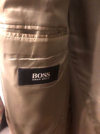 Americana Hugo Boss. Con estampado lineas colores.