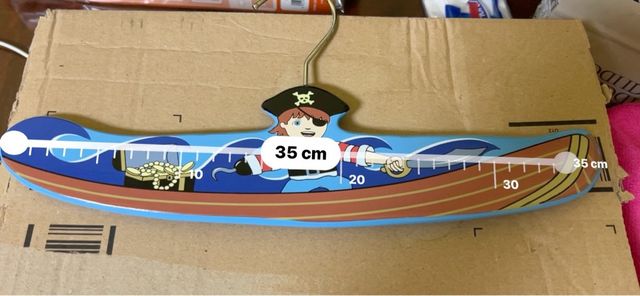 Percha infantil pintada pirata. Madera