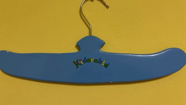 Percha infantil pintada pirata. Madera