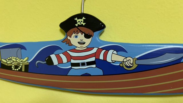 Percha infantil pintada pirata. Madera