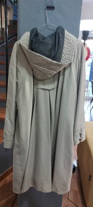 Gabardina beige y gris con capucha
