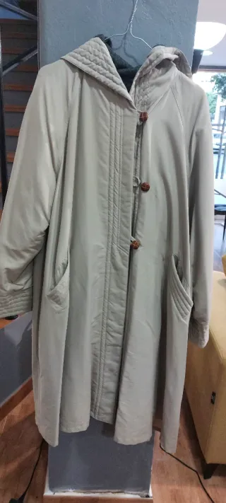 Gabardina beige y gris con capucha