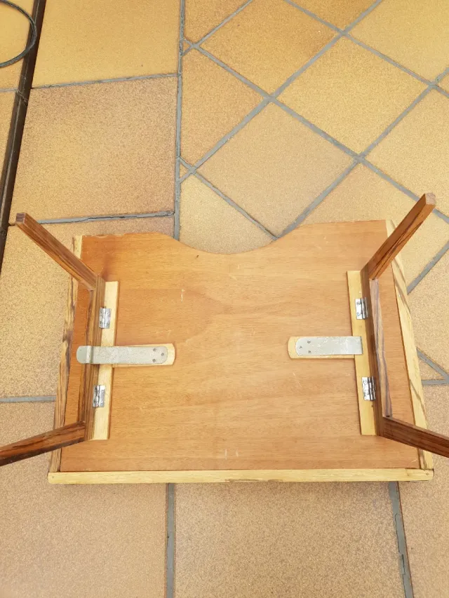 Mesa de cama antigua de madera