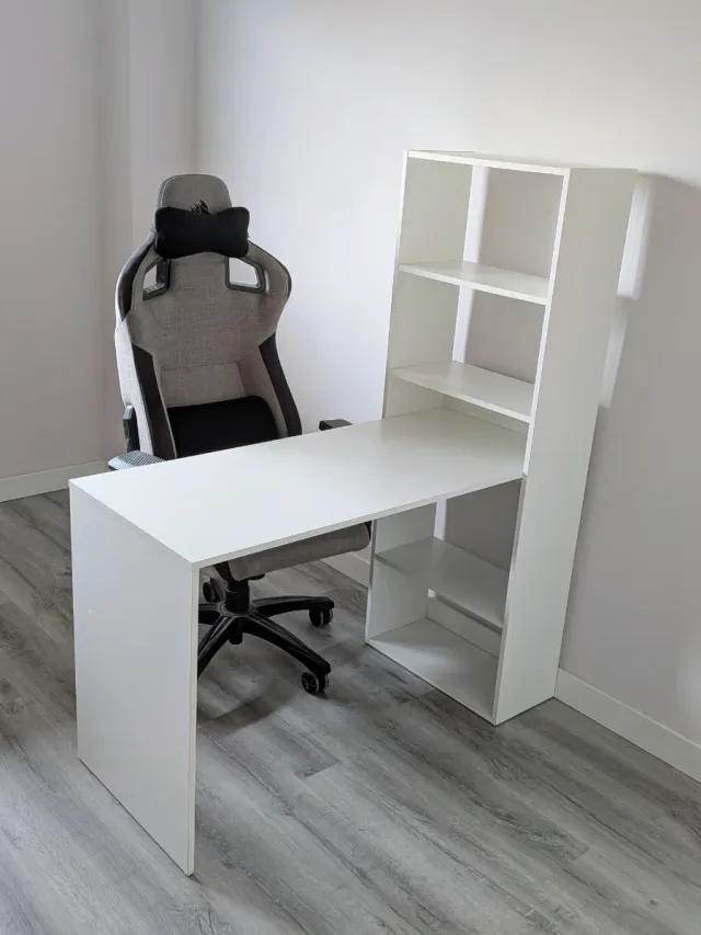 Escritorio blanco con estantería